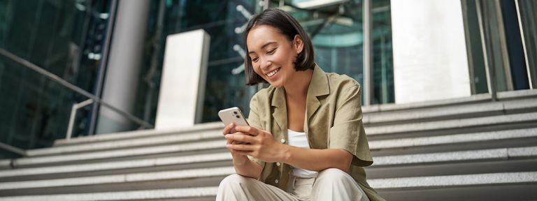 Femme sur portable