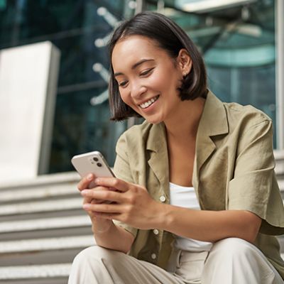 Femme sur portable