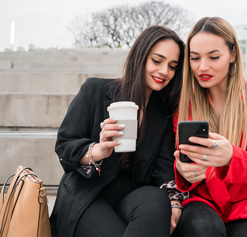 Deux femmes recevant un message RCS