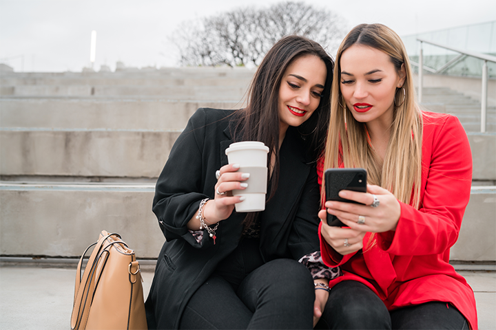 Deux femmes recevant un message RCS