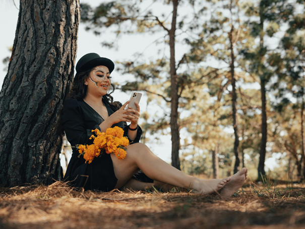 Une femme déguisée reçoit un SMS