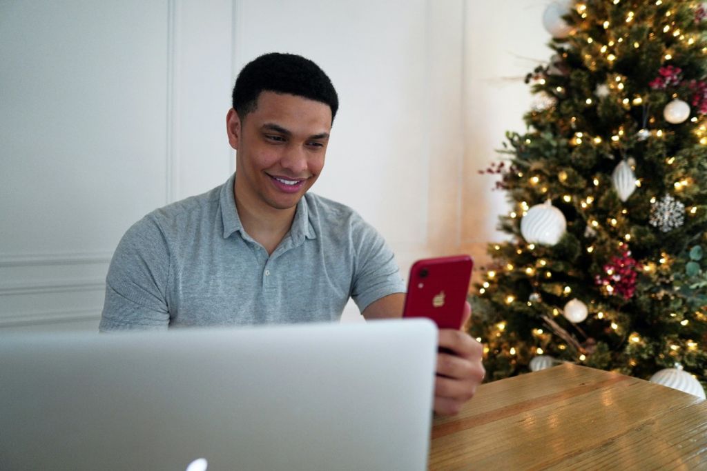 Un homme recevant un SMS pour les fêtes de fin d’année.