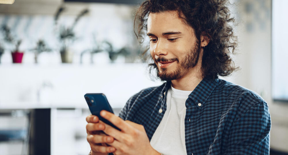 Homme recevant un SMS marketing