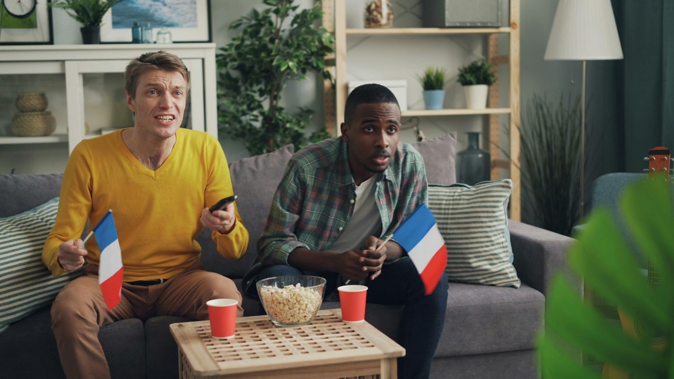 Deux amis devant un match de foot à la télévision